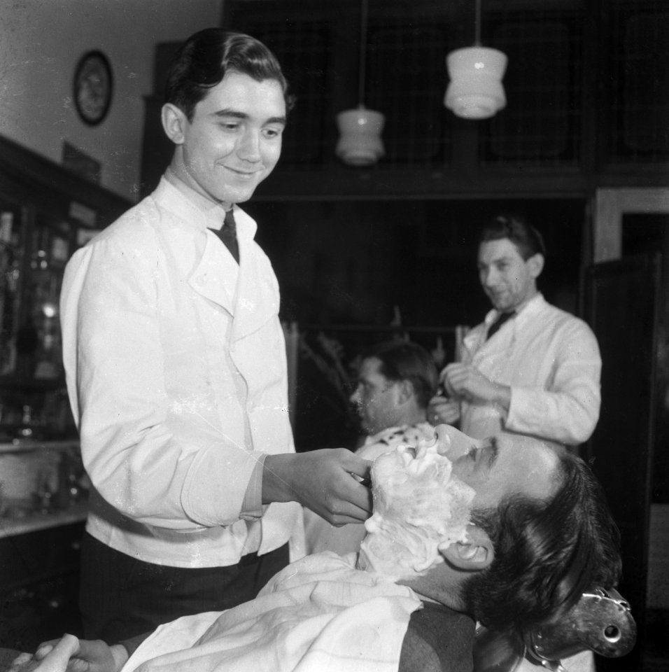 N.S.B. jongen nu werkzaam in kappersalon, Bestanddeelnr 901-0102