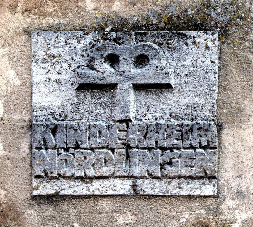 Nördlingen, Kinderheim, Mauertafel, 1