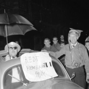Nachtwacht verkocht VARA-aprilmop Protesterende automobilisten met hun auto, Bestanddeelnr 912-3010