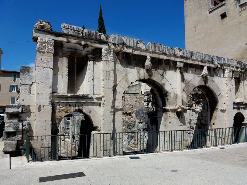 Nîmes - Porte d'Auguste - 01