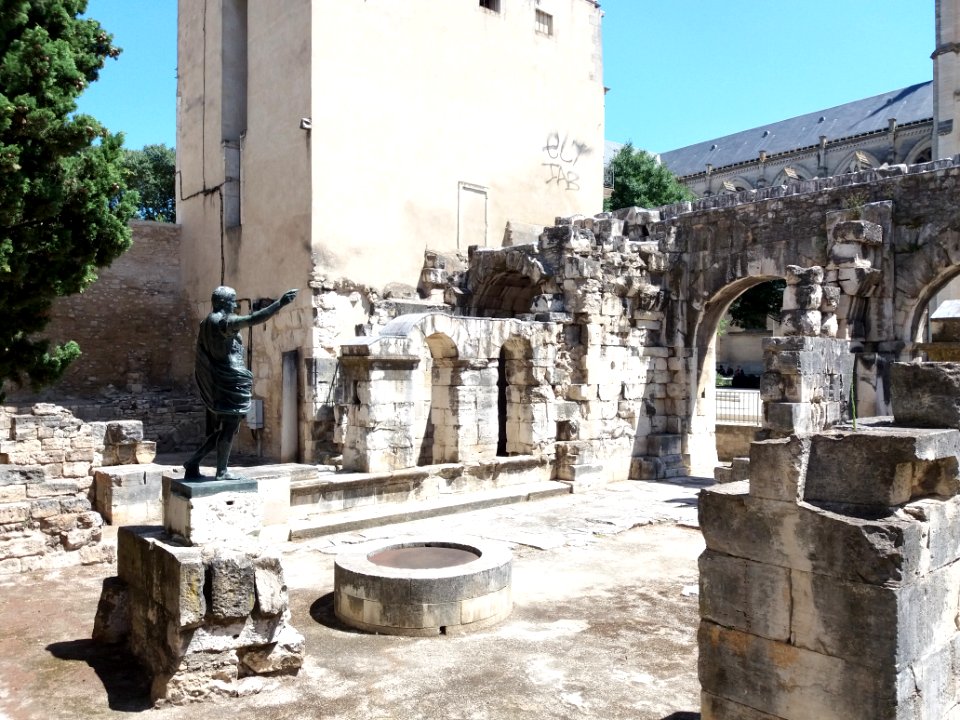 Nîmes - Porte d'Auguste - 04