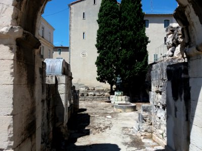 Nîmes - Porte d'Auguste - 02