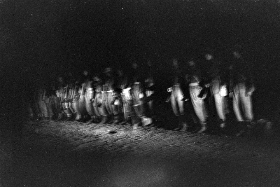Nachtopname. Militaire eenheid staat aangetreden, Bestanddeelnr 6444