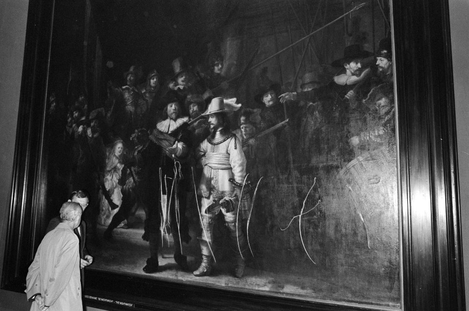 Nachtwacht van Rembrandt beschadigd geheel links oud-directeur Van Schendel daa, Bestanddeelnr 928-1538