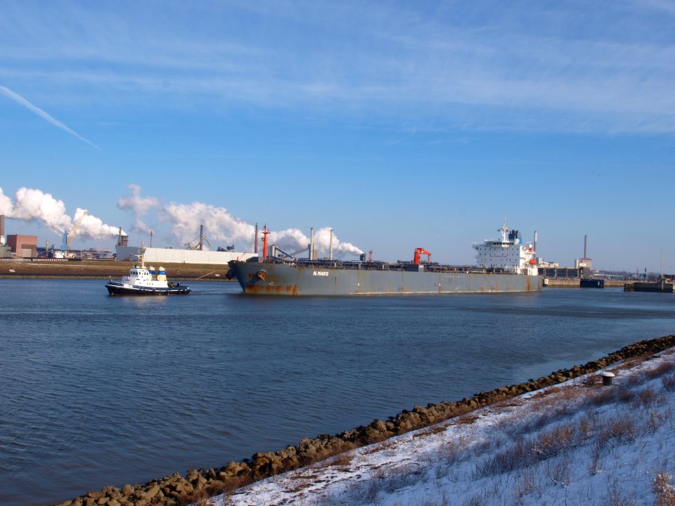 N.Mars IMO 9277759 and Sirius IMO 7700180 - pic2