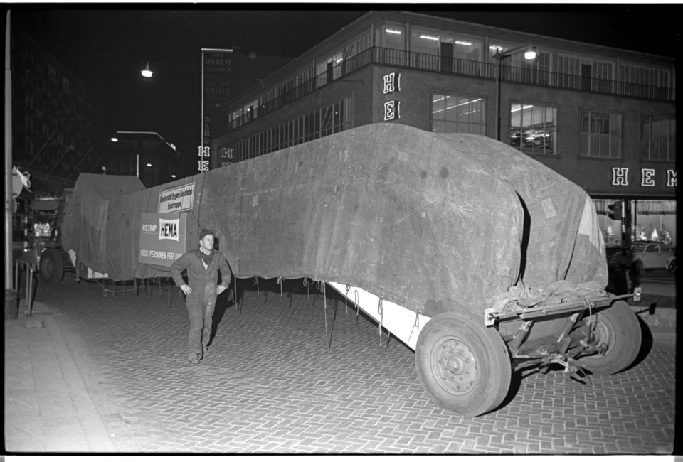 Nachtelijk transport van een roltrap voor de HEMA 1966