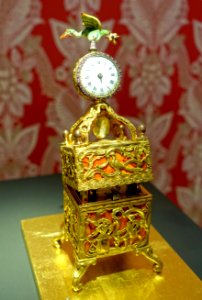 Nécessaire topped with a clock, signed Thomas Parson, London, c. 1770, gilt copper, diamonds, chalcedony, garnets, enamel - Cinquantenaire Museum - Brussels, Belgium - DSC08948