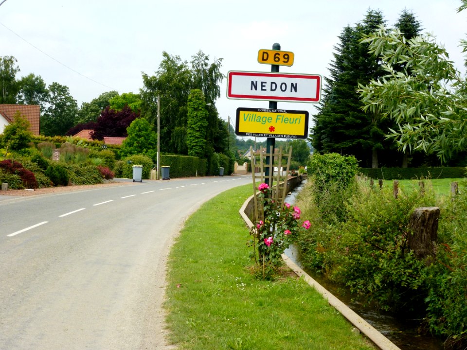 Nédon (Pas-de-Calais) city limit sign and Nave river