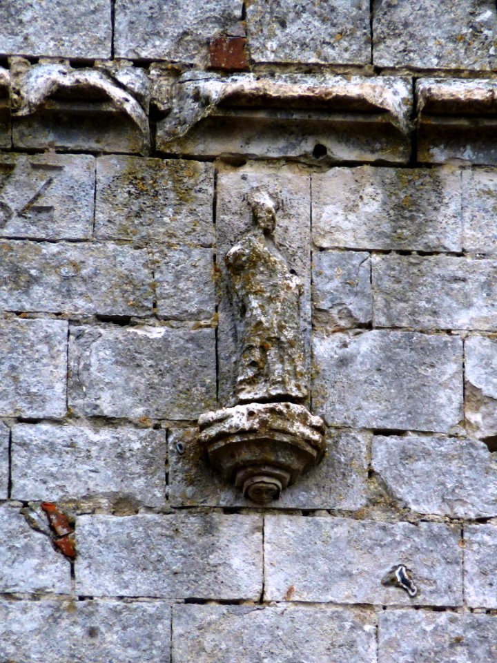 Nédon (Pas-de-Calais) église Saint-Eloi, statue du saint sur la façade