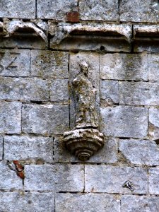 Nédon (Pas-de-Calais) église Saint-Eloi, statue du saint sur la façade