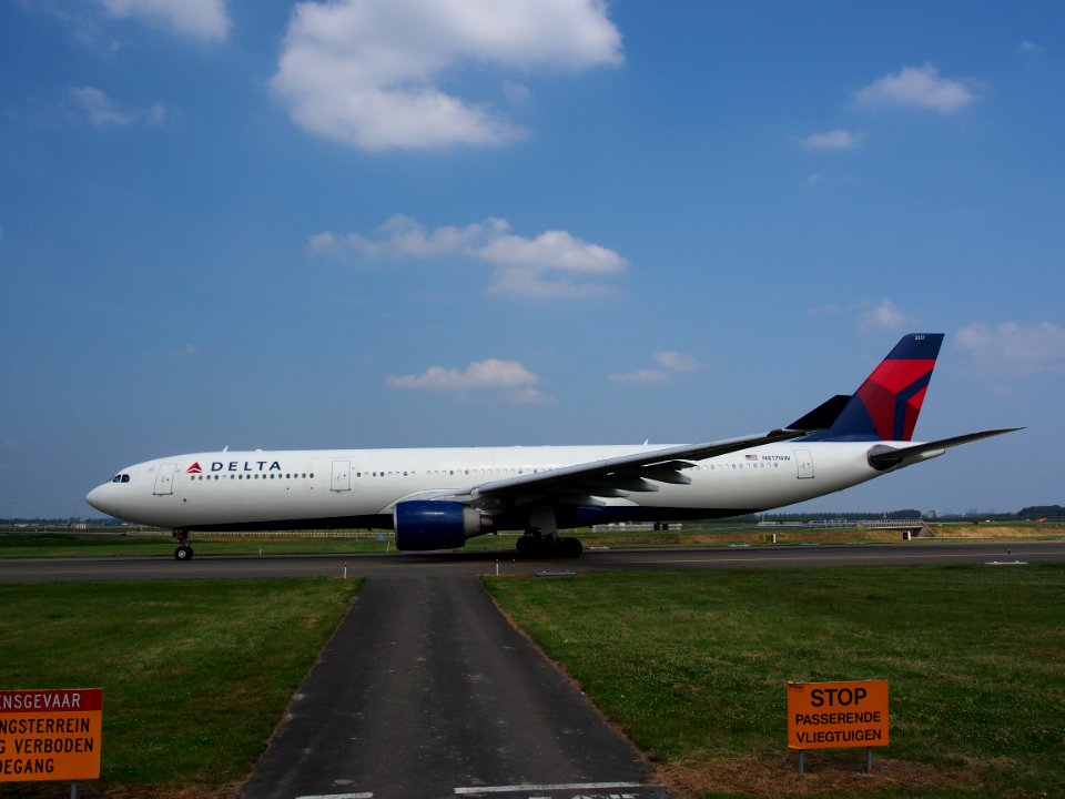 N817NW Delta Air Lines Airbus A330-323X - cn 843 pic6-001