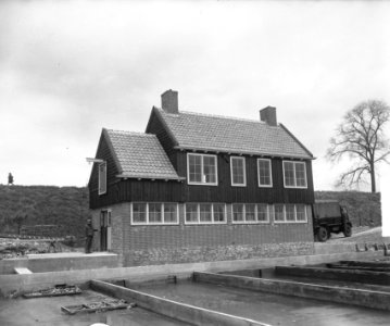 N.V. Zeeuwse Oestermaatschappij Bona Fides te Tholen, gebouw met autos, Bestanddeelnr 903-3002