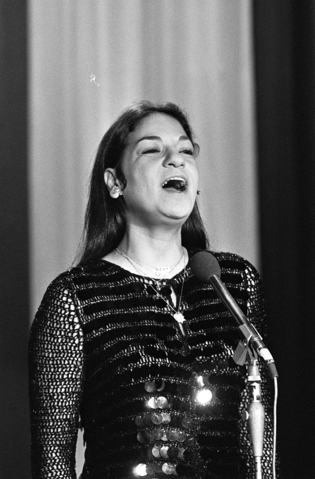 N rondje theater van KRO-TV Frida Boccara in aktie tijdens opnamen, Bestanddeelnr 928-2665