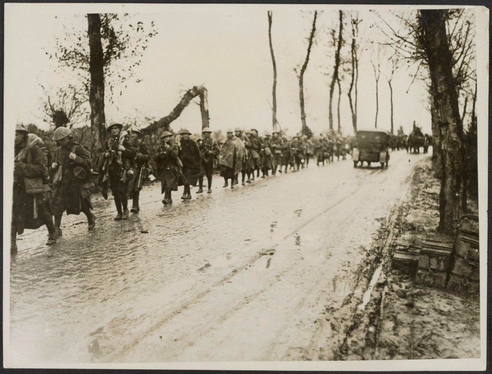 N.Z. troops on the way to the firing line, Bestanddeelnr 158-2300