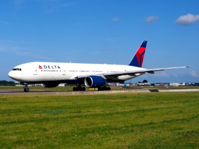 N862DA Delta Air Lines Boeing 777-232(ER) - cn 29734 taxiing 19july2013 pic-006