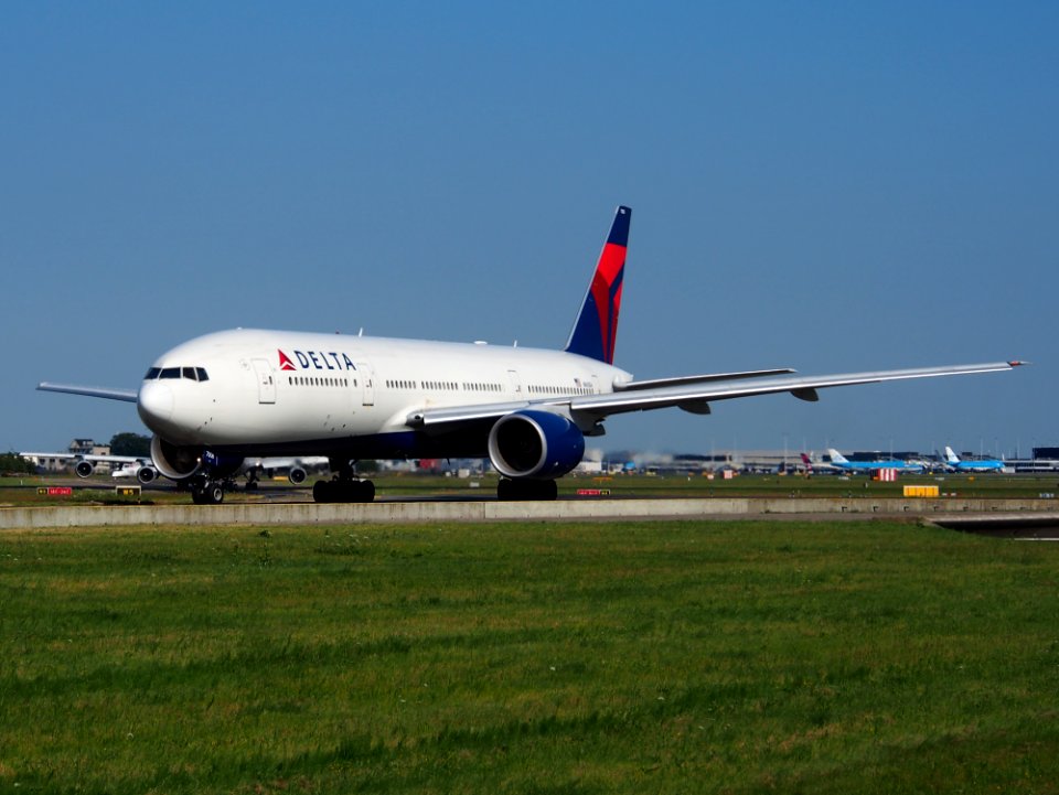 N865DA Delta Air Lines Boeing 777-232(ER) - cn 29737, taxiing 21july2013 pic-002