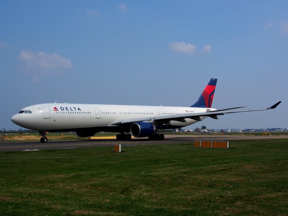 N817NW Delta Air Lines Airbus A330-323X - cn 843 pic3-001