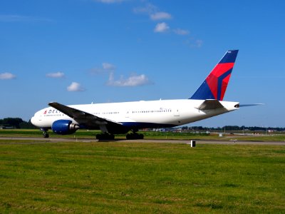 N862DA Delta Air Lines Boeing 777-232(ER) - cn 29734 taxiing 19july2013 pic-010