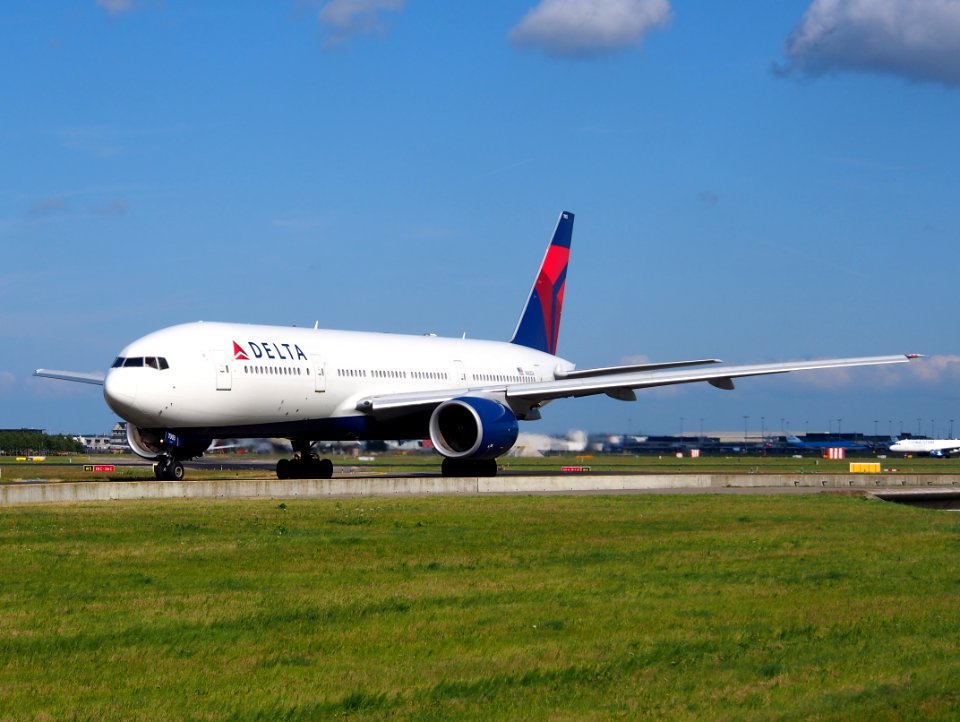 N862DA Delta Air Lines Boeing 777-232(ER) - cn 29734 taxiing 19july2013 pic-003