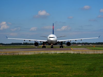 N857NW Delta Air Lines Airbus A330-223 taxiing at Schiphol (AMS - EHAM), The Netherlands, 18may2014, pic-4