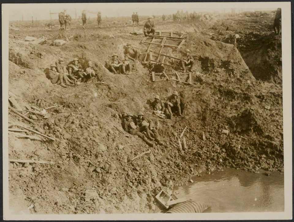N.Z. Engineers resting in a hugh shell-hole, Bestanddeelnr 158-2301