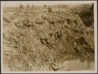 N.Z. Engineers resting in a hugh shell-hole, Bestanddeelnr 158-2301