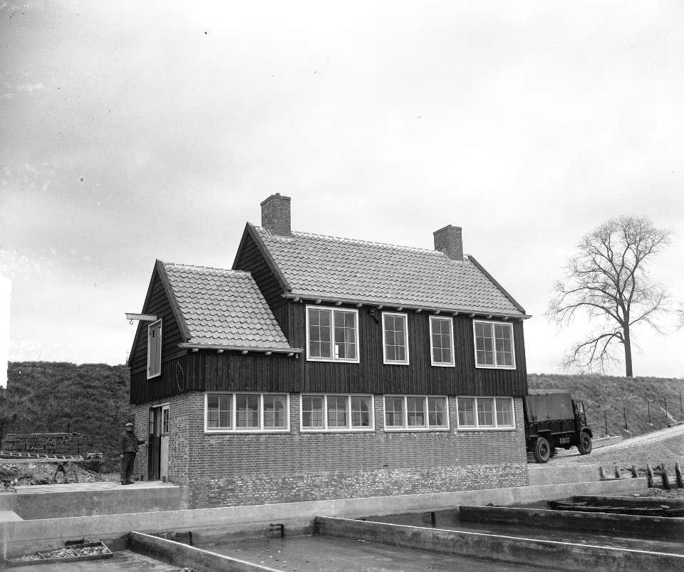 N.V. Zeeuwse Oestermaatschappij Bona Fides te Tholen, gebouw met autos, Bestanddeelnr 903-3003