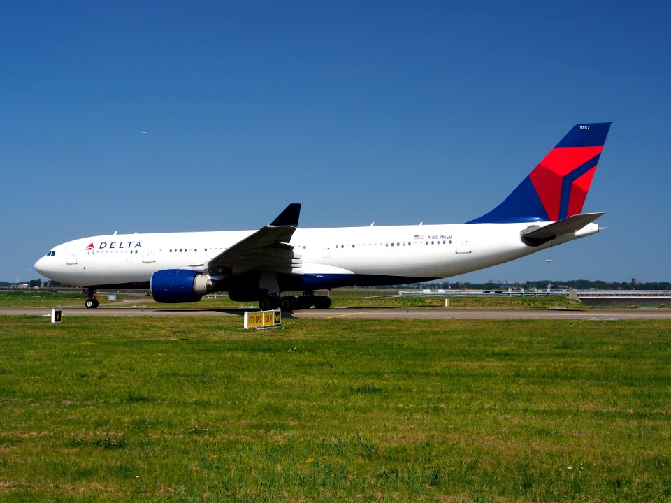 N857NW Delta Air Lines Airbus A330-223 - cn 633, taxiing 21july2013 pic-004