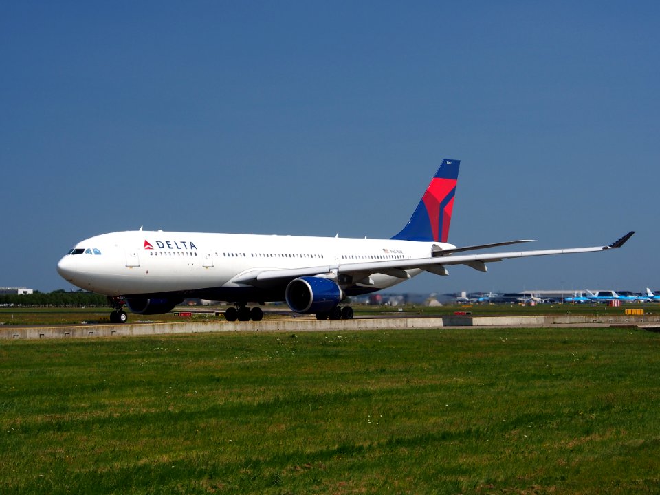 N857NW Delta Air Lines Airbus A330-223 - cn 633, taxiing 21july2013 pic-002