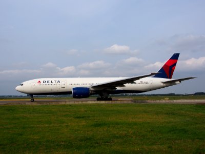 N864DA Delta Air Lines Boeing 777-232(ER) - cn 29736 taxiing 14july2013 pic-004