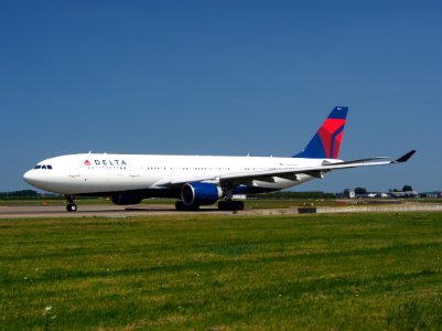 N857NW Delta Air Lines Airbus A330-223 - cn 633, taxiing 21july2013 pic-003