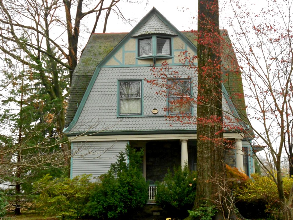 N Wayne PA HD 122 Walnut
