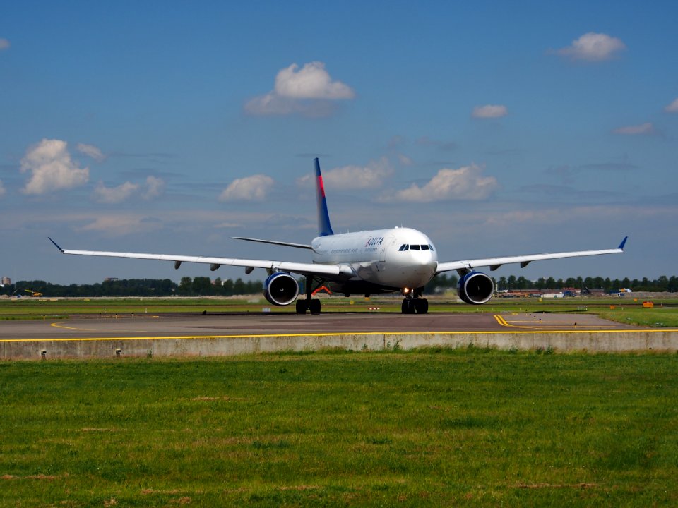 N857NW Delta Air Lines Airbus A330-223 taxiing at Schiphol (AMS - EHAM), The Netherlands, 18may2014, pic-3