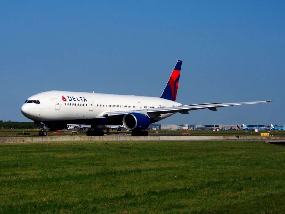 N865DA Delta Air Lines Boeing 777-232(ER) - cn 29737, taxiing 21july2013 pic-003