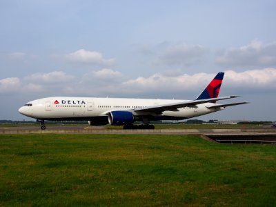 N864DA Delta Air Lines Boeing 777-232(ER) - cn 29736 taxiing 14july2013 pic-003