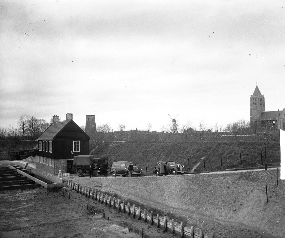 N.V. Zeeuwse Oestermaatschappij Bona Fides te Tholen, gebouw met autos, Bestanddeelnr 903-3001
