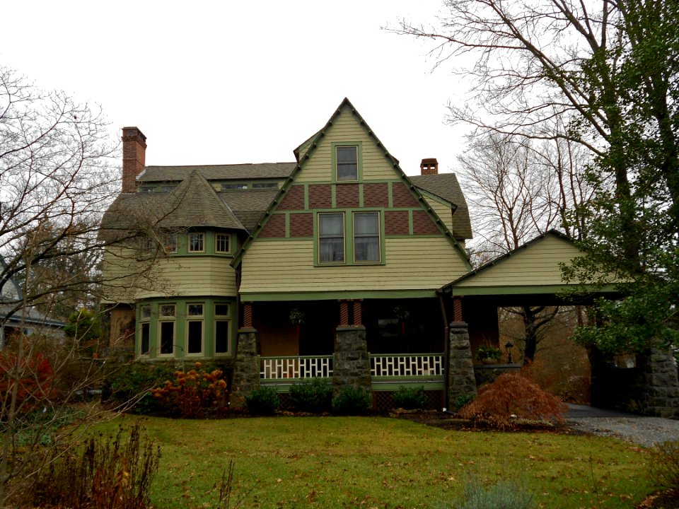N Wayne PA HD 118 Walnut