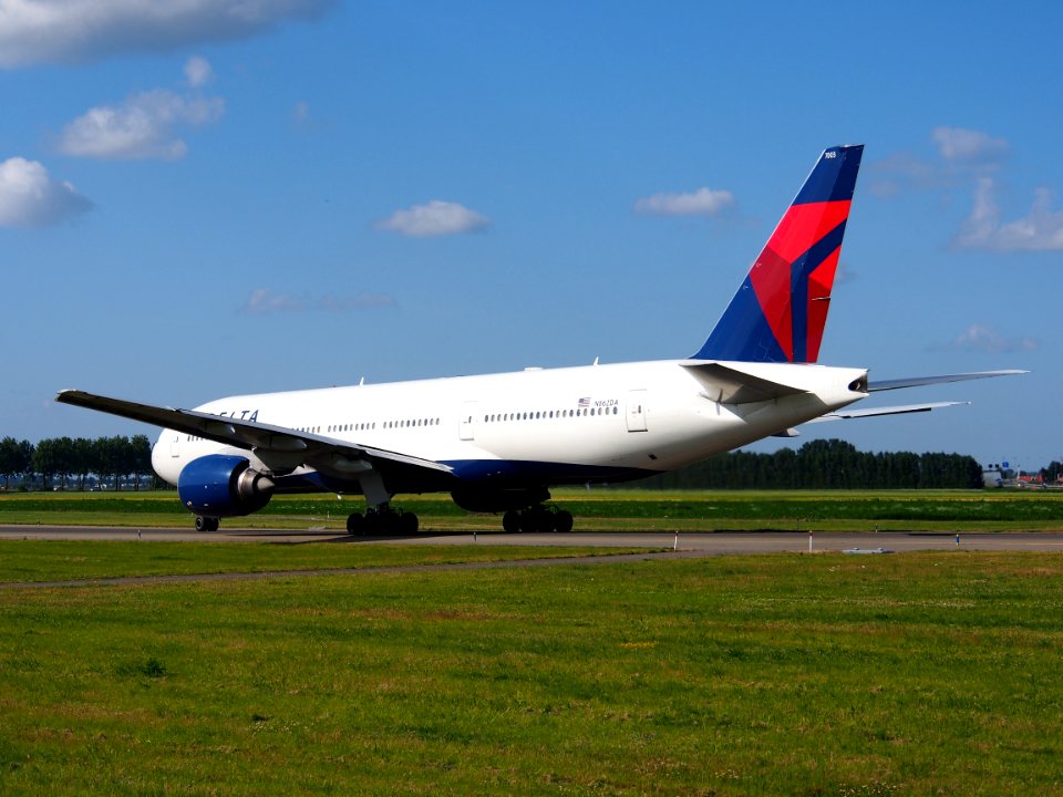 N862DA Delta Air Lines Boeing 777-232(ER) - cn 29734 taxiing 19july2013 pic-011