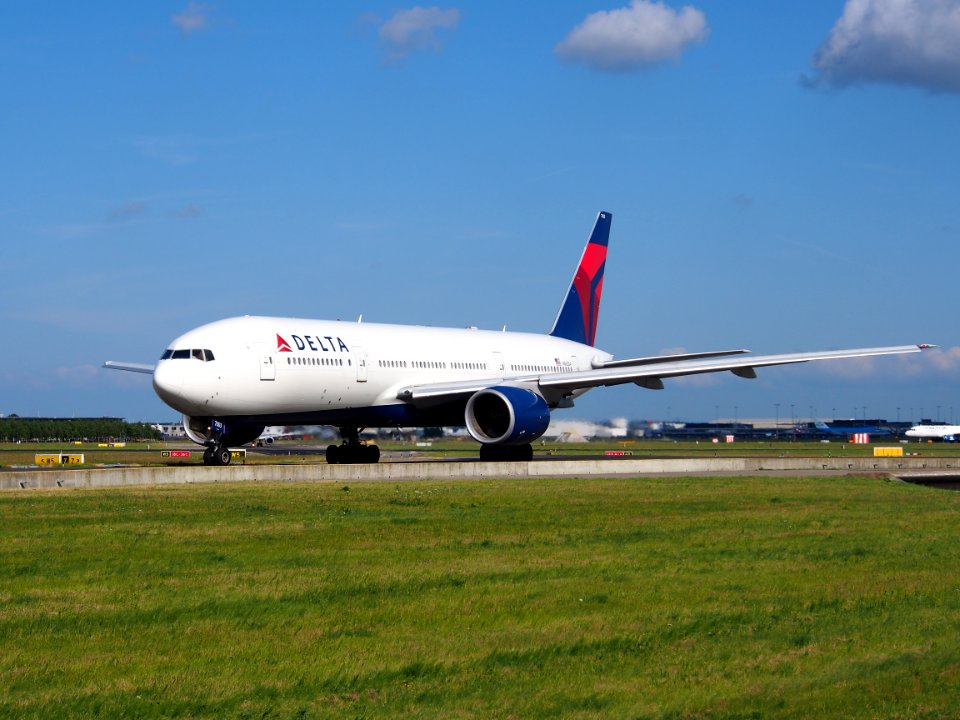 N862DA Delta Air Lines Boeing 777-232(ER) - cn 29734 taxiing 19july2013 pic-004
