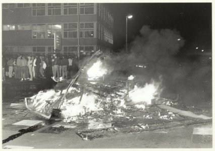N de oudejaarsnacht van 1985-86 werd op de Oudeweg hoek Harmenjansweg een caravan in brand gestoken. NL-HlmNHA 54023368 02