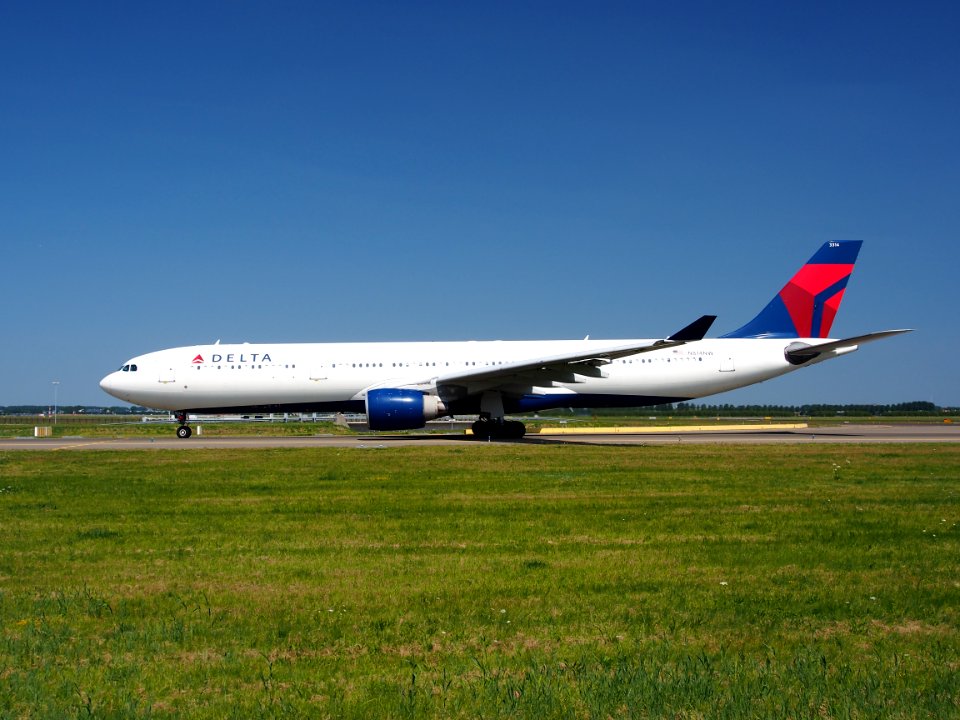 N814NW Delta Air Lines Airbus A330-323X - cn 806, taxiing 21july2013 pic-004