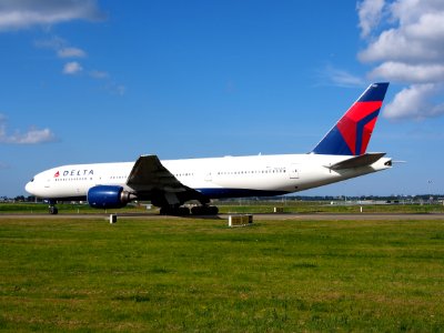 N862DA Delta Air Lines Boeing 777-232(ER) - cn 29734 taxiing 19july2013 pic-009