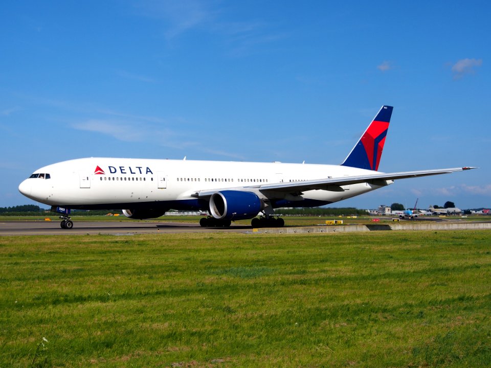 N862DA Delta Air Lines Boeing 777-232(ER) - cn 29734 taxiing 19july2013 pic-007