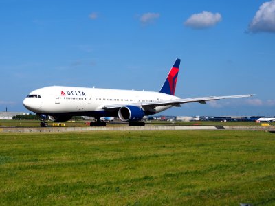 N862DA Delta Air Lines Boeing 777-232(ER) - cn 29734 taxiing 19july2013 pic-005