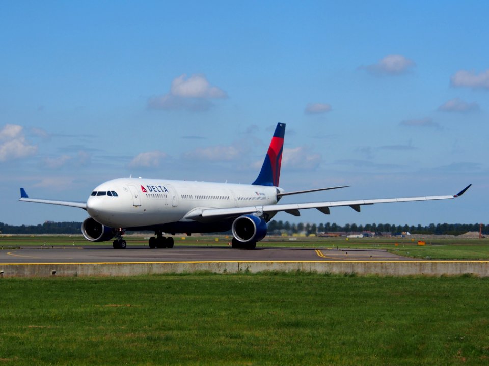 N857NW Delta Air Lines Airbus A330-223 taxiing at Schiphol (AMS - EHAM), The Netherlands, 18may2014, pic-5