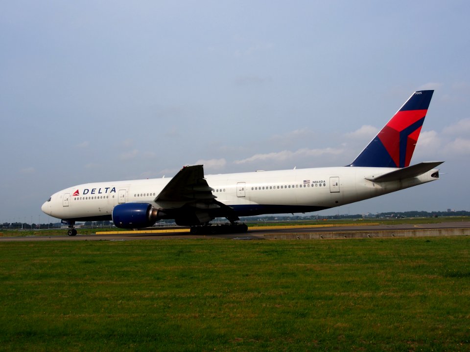 N864DA Delta Air Lines Boeing 777-232(ER) - cn 29736 taxiing 14july2013 pic-005