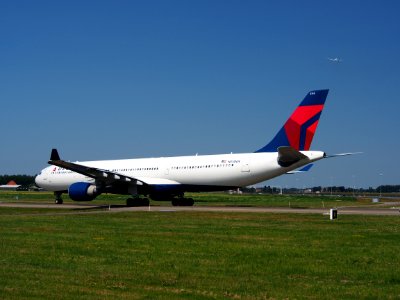 N814NW Delta Air Lines Airbus A330-323X - cn 806, taxiing 21july2013 pic-005