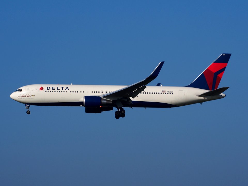 N16065 Delta Air Lines Boeing 767-332(ER)(WL), landing at Schiphol (AMS - EHAM), Netherlands, pic3