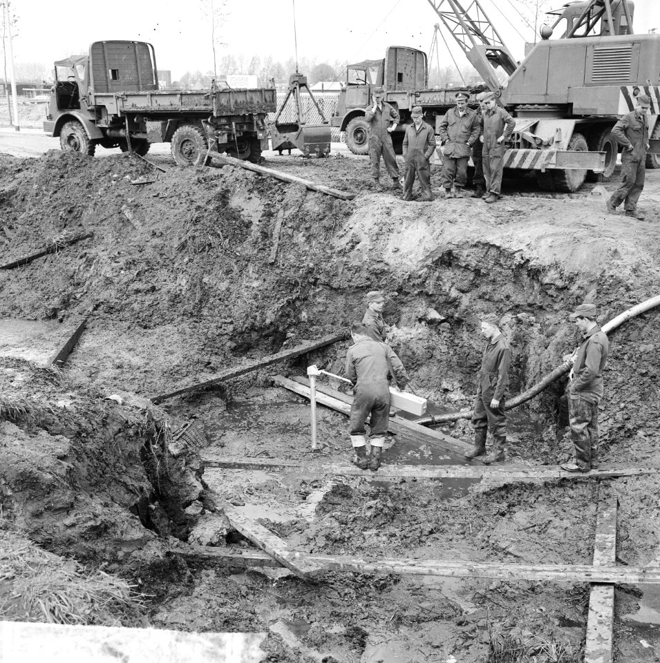 Mysterie Spitfire bij Zwolle opgelost, vliegers 20 jaar verwisseld, de graafwerk, Bestanddeelnr 917-7596