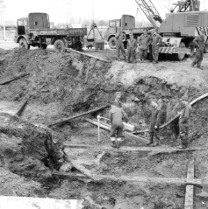 Mysterie Spitfire bij Zwolle opgelost, vliegers 20 jaar verwisseld, de graafwerk, Bestanddeelnr 917-7596
